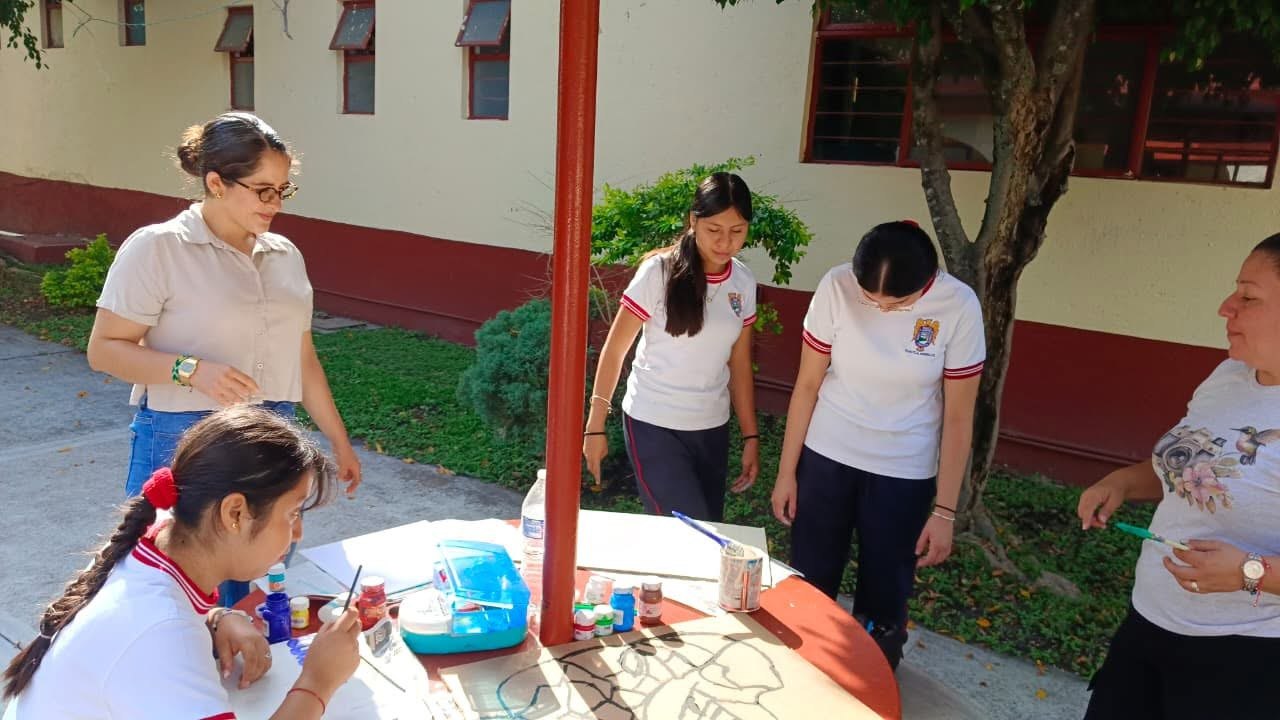 Alumnos y maestras en actividad ambiental